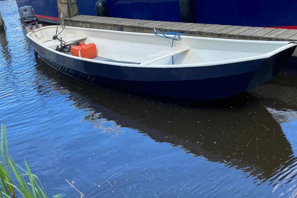 Boat Allemansfreon - Kamperen Op Het Water - Niet Om Mee Te Varen - Read Host Profile-Lees Hostprofiel Jutrijp Exterior foto
